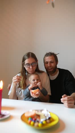 familia celebrando una ocasión especial