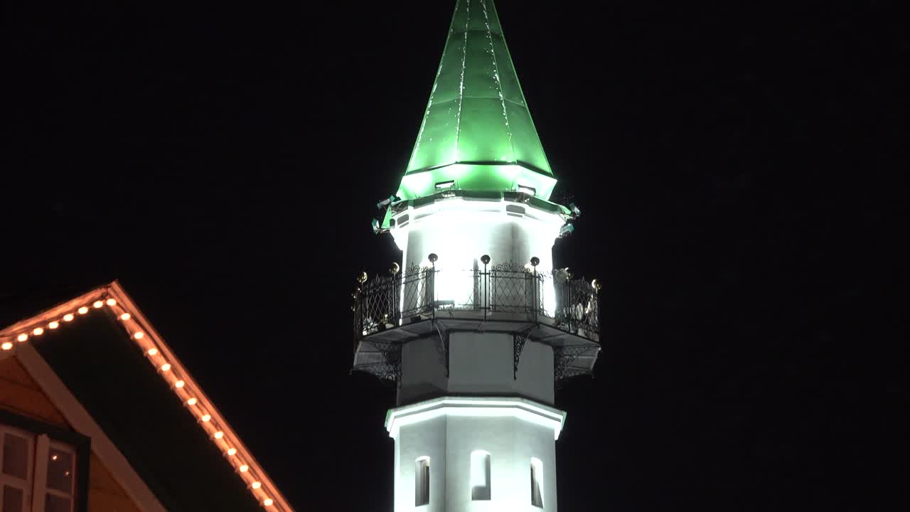 카잔 타타르스탄의 첫 번째 대성당 모스크, 겨울 밤, 눈 속의 지붕