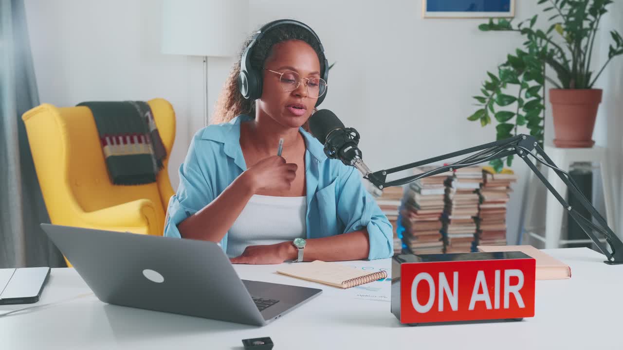 joven afroamericana exitosa grabando un seminario educativo en línea