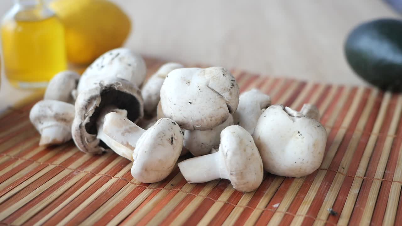 setas blancas en un platillo de bambú