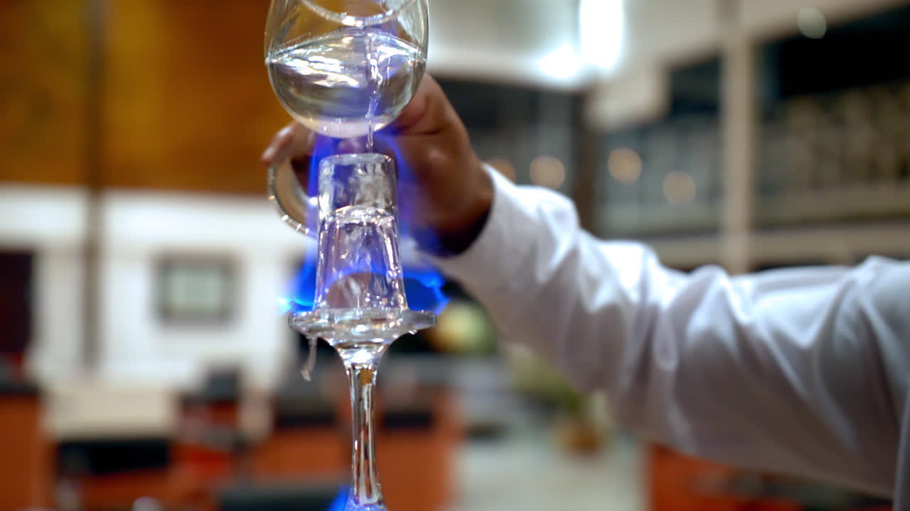 バーで準備された燃えるようなランボルギーニ カクテルの傾いたクローズ アップ