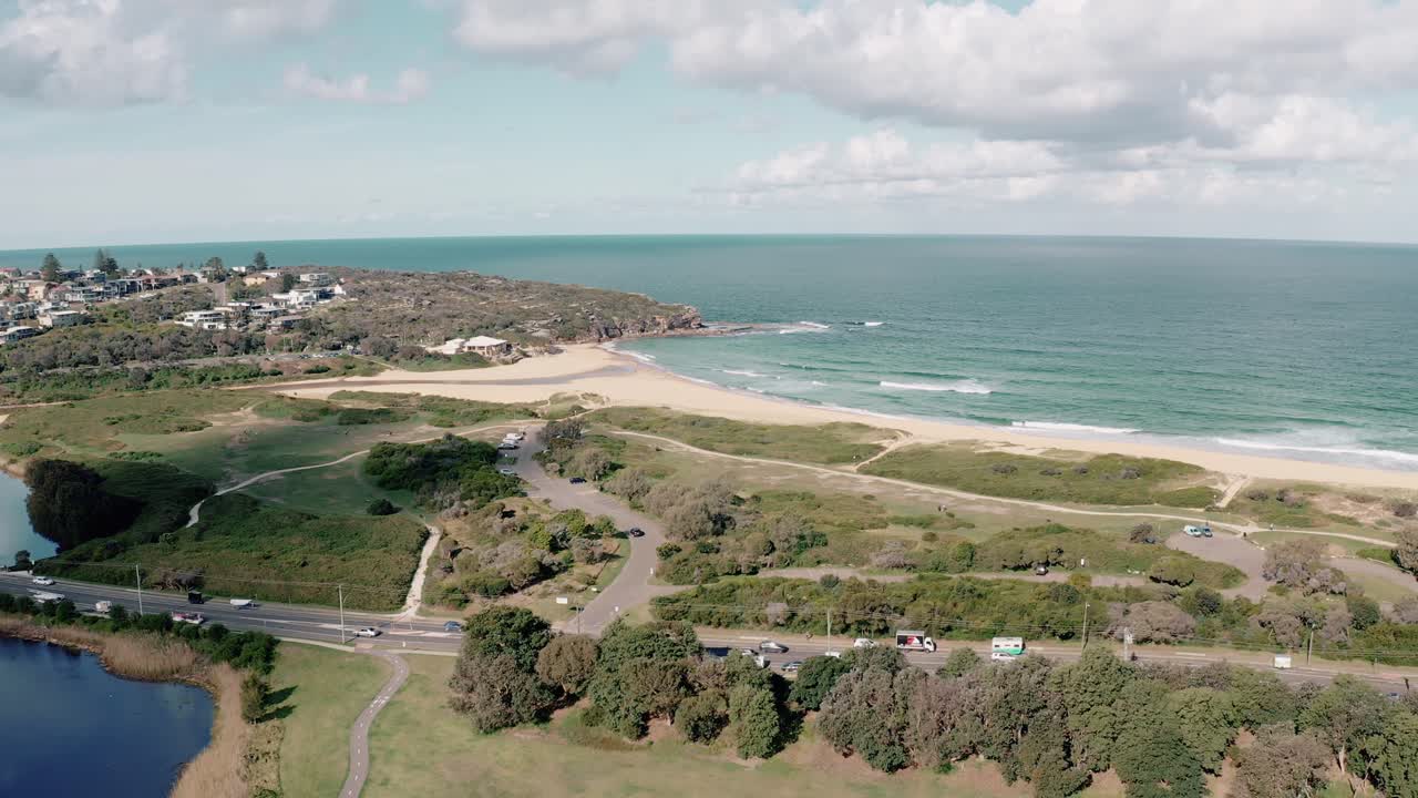 vista de pájaro de la playa de agua dulce y el promontorio en nueva gales del sur, australia