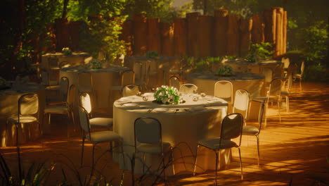 recepción de bodas al aire libre con mesas y flores