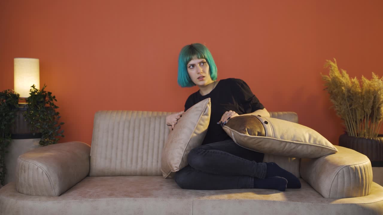 la joven con los problemas se esconde. paciente mental.