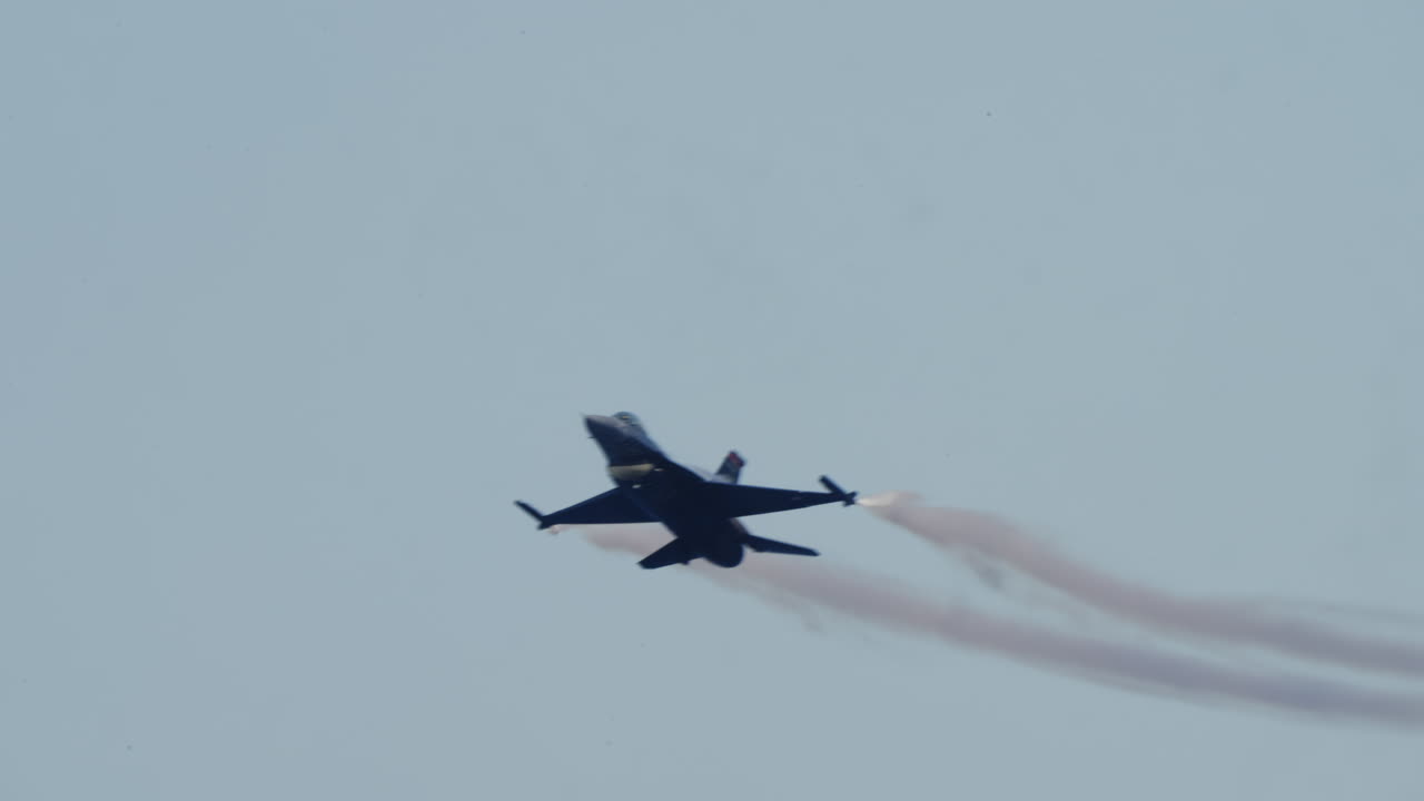 Pesawat Jet Tempur Melakukan Manuver Akrobatik dengan Jejak Asap di Langit Biru