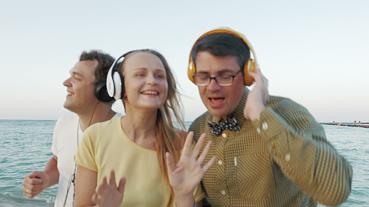 amigos escuchando la música en auriculares