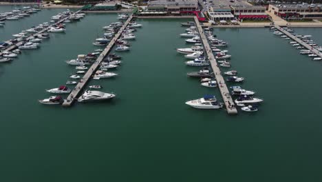 Luftaufnahme-Der-In-Der-Marina-Vor-Anker-Liegenden-Schiffe