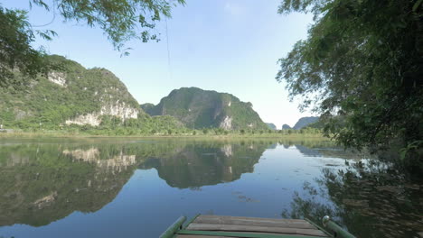 Tour-En-Bote-De-Remos-Para-Disfrutar-De-La-Belleza-De-La-Bahía-De-Ha-Long,-Vietnam.