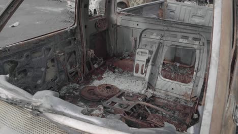 interior destripado del coche destruido por el fuego - secuelas de los incendios forestales de oregon - 4k