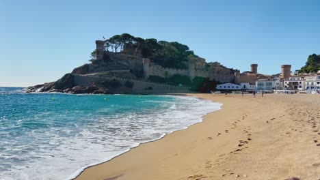 Burgummauerte-Anlage-Am-Meer-In-Tossa-De-Mar,-Girona,-Spanien,-Costa-Brava,-Türkisfarbene-Wasserstrände