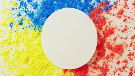 vídeo de polvos multicolores y círculo blanco con espacio de copia sobre fondo blanco