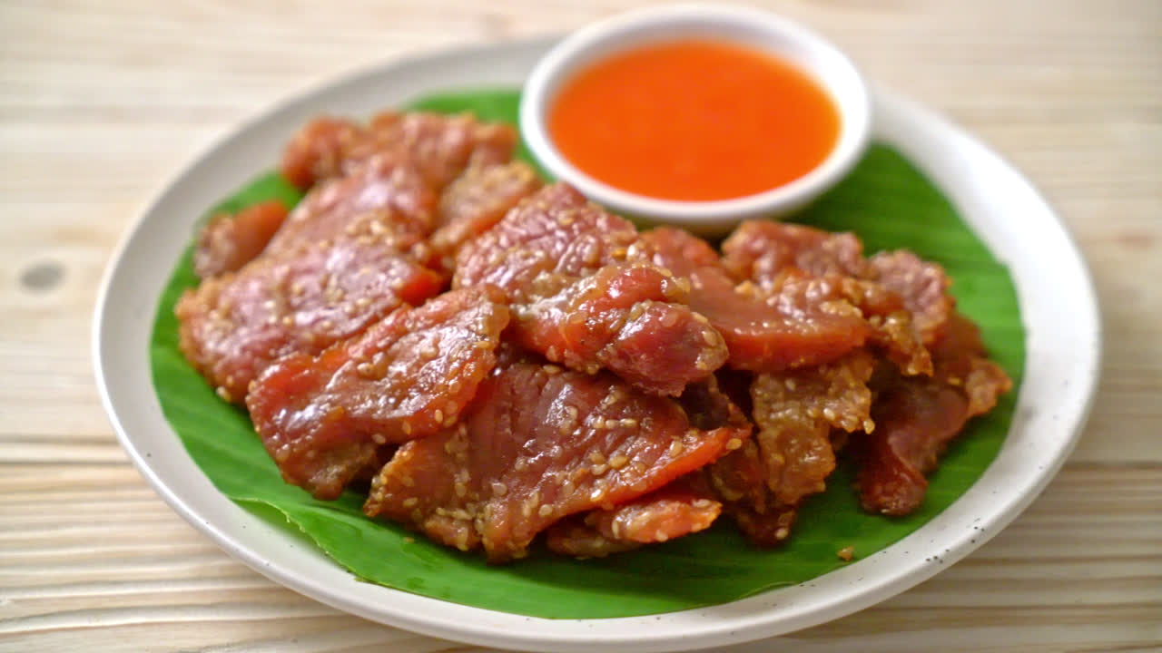 태양에 말린 돼지고기 소스와 함께