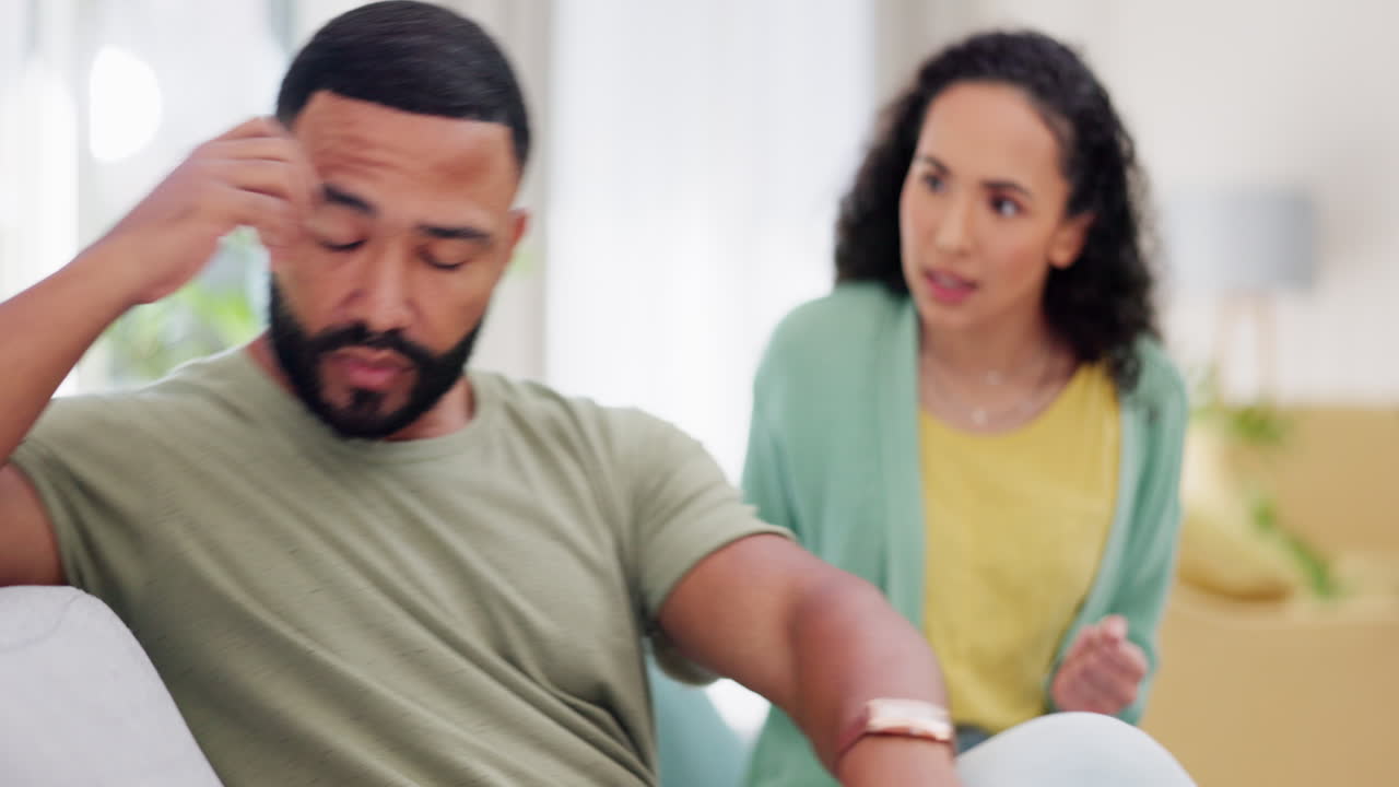 pareja, argumento y casa en el sofá de la sala de estar