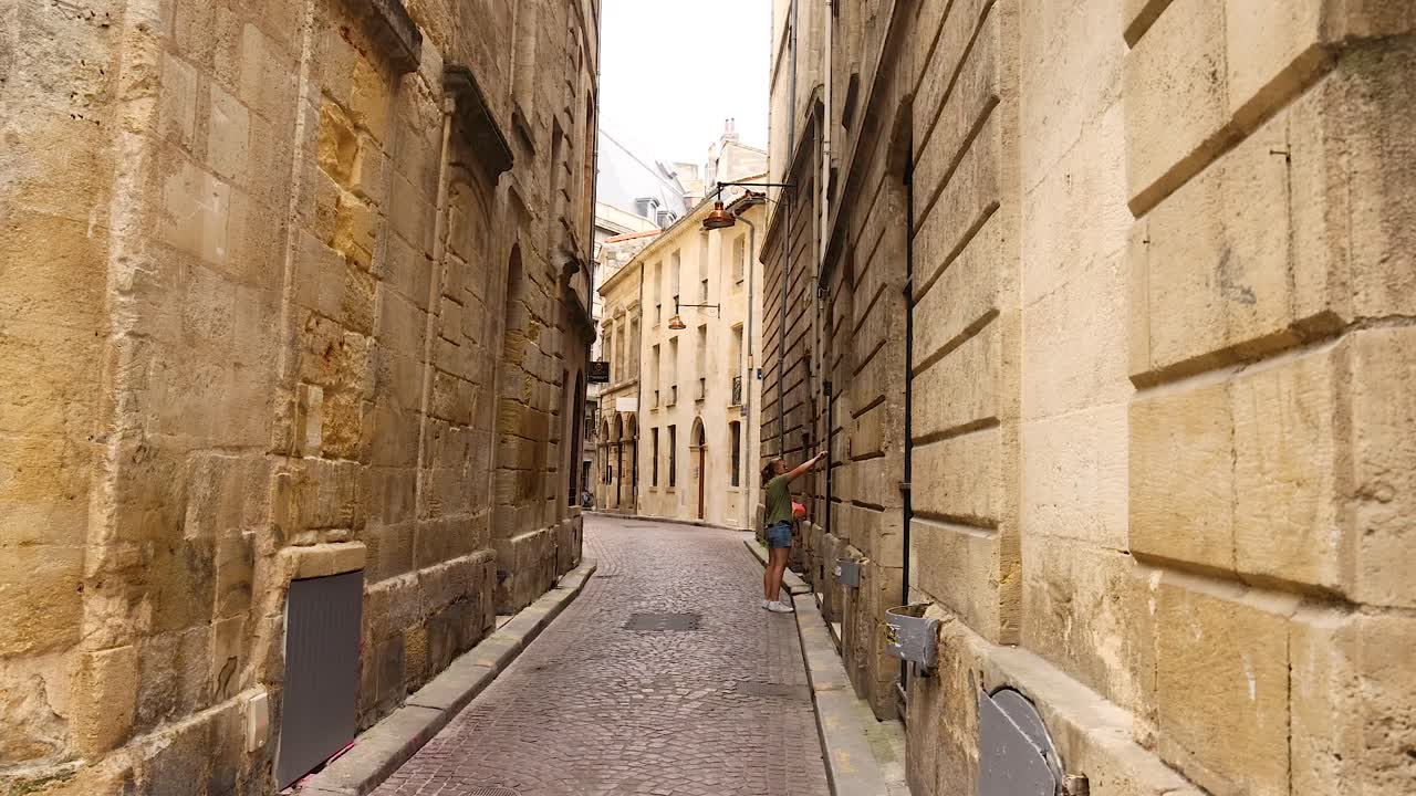 Calle adoquinada vacía con edificios históricos