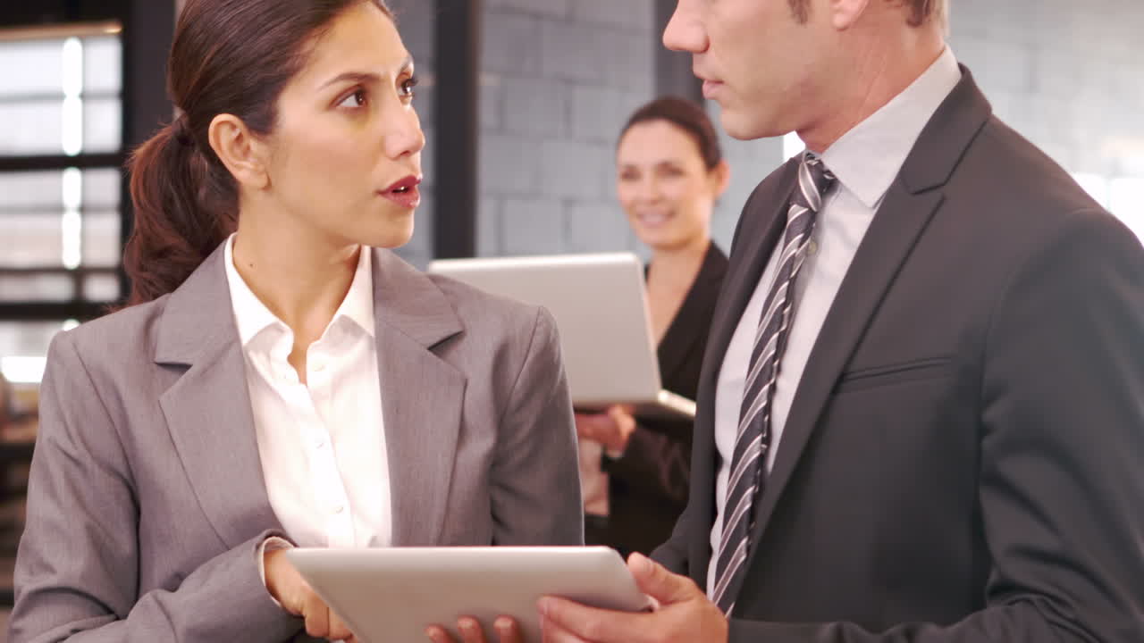 personas de negocios serias que usan tabletas digitales