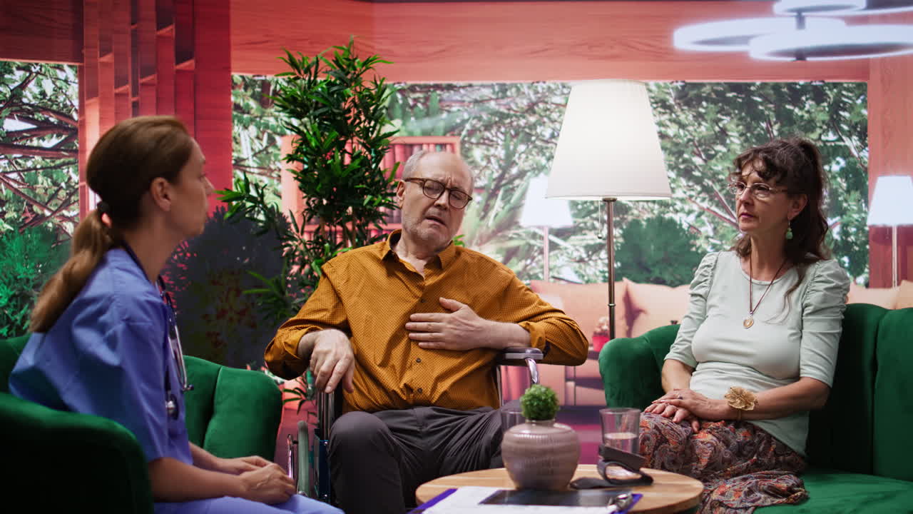 체어에 앉은 노인에게 도움을 주기 위해 뛰어드는 간호사 방문 중에 의식을 잃는