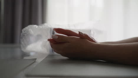 여자 는 손 을 접고 테이블 에 앉아 손님 을 기다린다