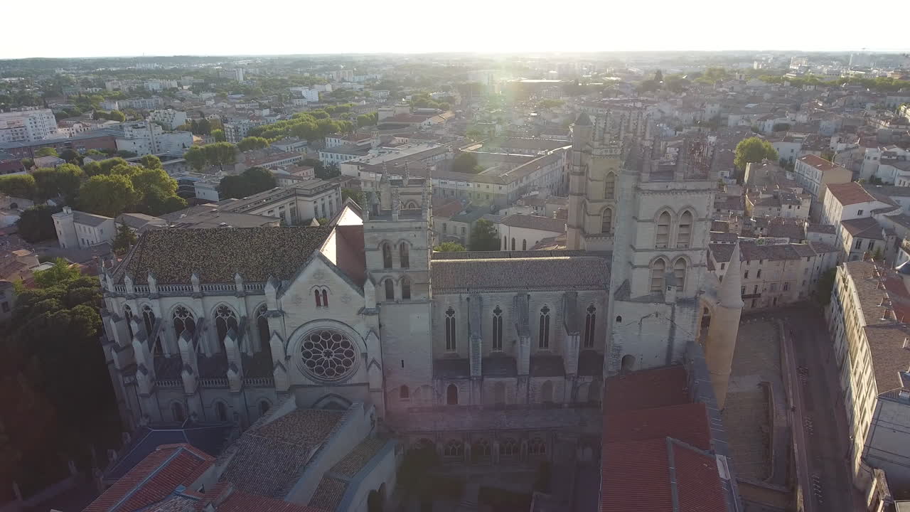 volando alrededor de la catedral y la facultad de medicina montpellier francia