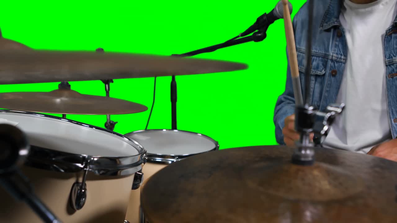 sección media del baterista tocando el tambor