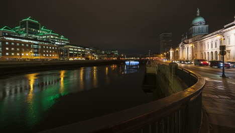 Lapso-De-Tiempo-Del-Edificio-Histórico-De-La-Casa-Personalizada-En-La-Ciudad-De-Dublín-Por-La-Noche-Con-Reflejo-En-El-Río-Liffey-En-Irlanda