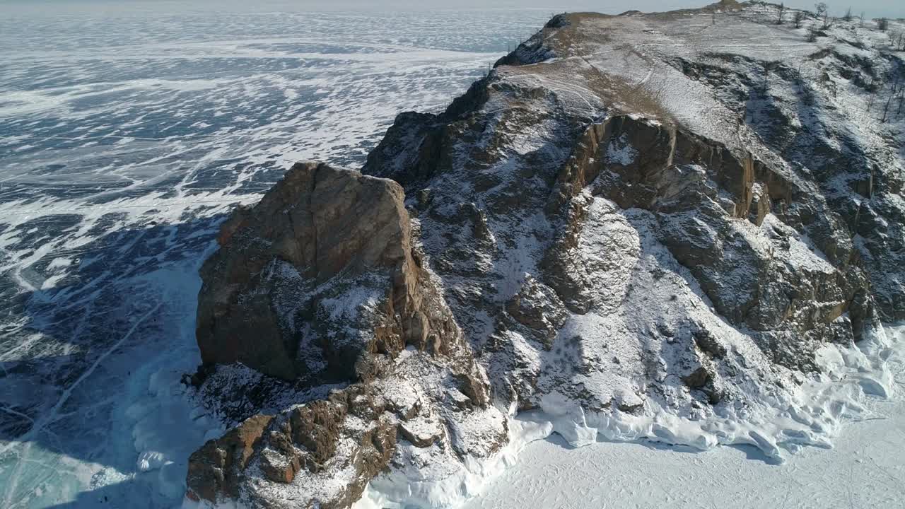 Ilmakuva Khoboyn niemestä, Olkhonin saarelta. Korkeita kallioita jäätyneellä Baikaljärvellä. Suosittu matkailukohde. Talvimaisema. Panoraamanäkymä