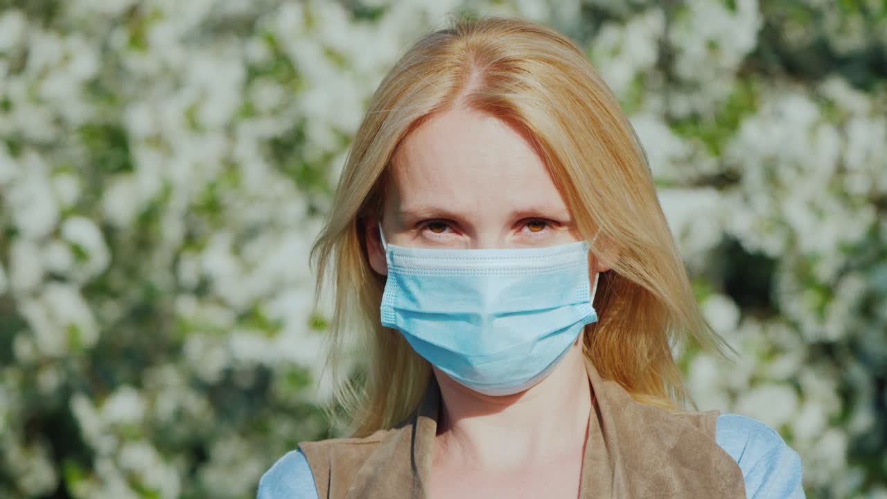 봄 꽃 피는 나무 알레르기의 배경에 거즈 붕대를 감은 남자