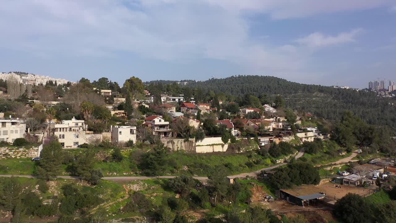 vista aérea de una ciudad en la ladera de una colina