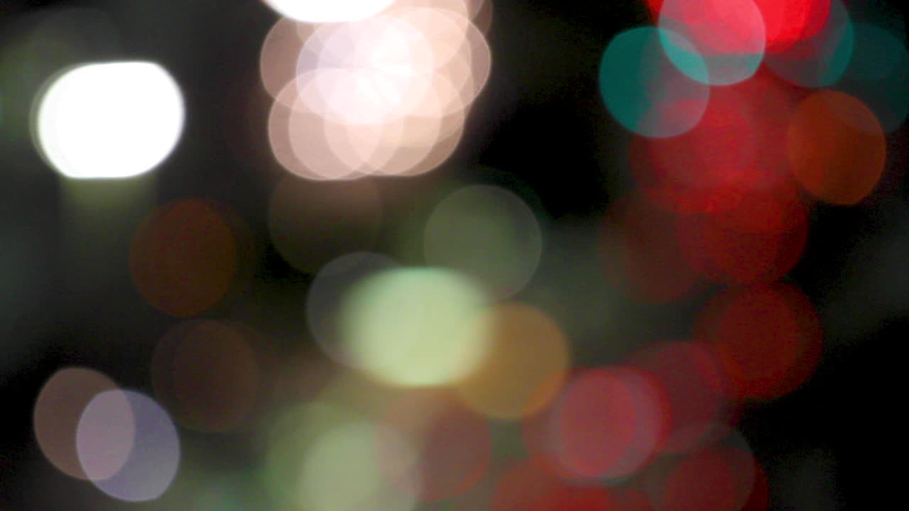 tráfico de la ciudad por la noche fuera de foco