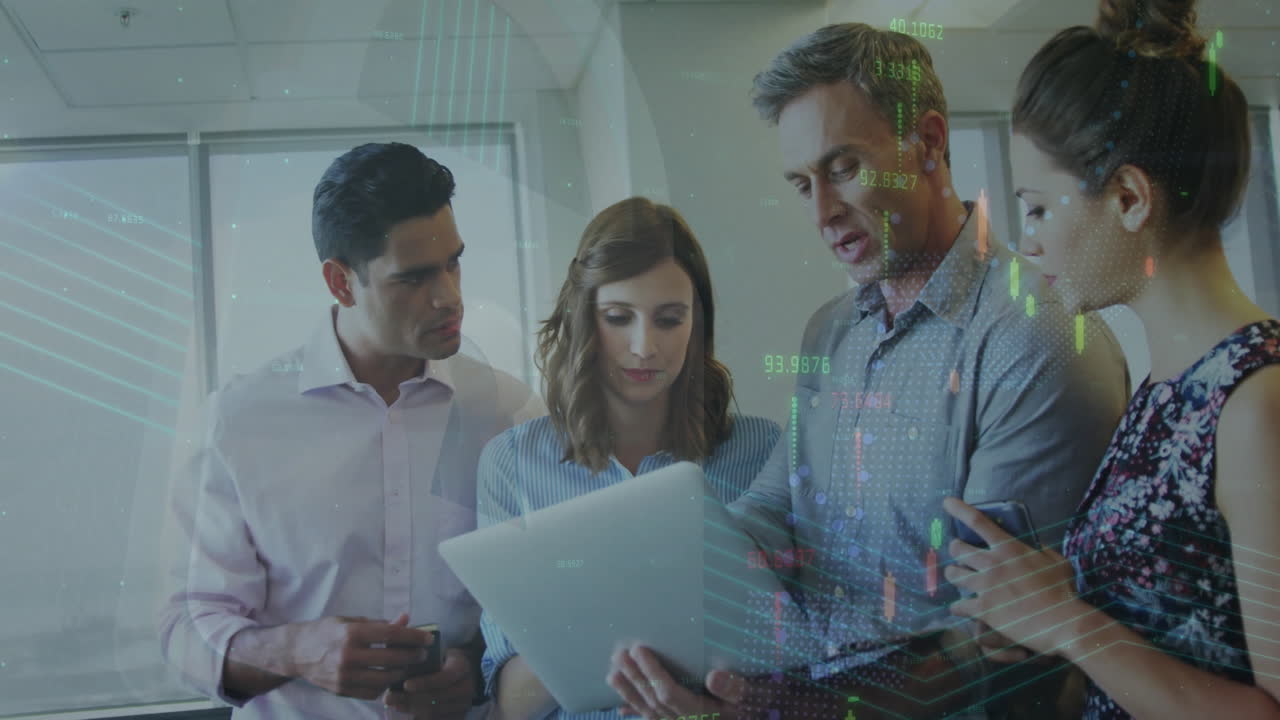 animación de conexiones y procesamiento de datos sobre diversas personas de negocios en la oficina