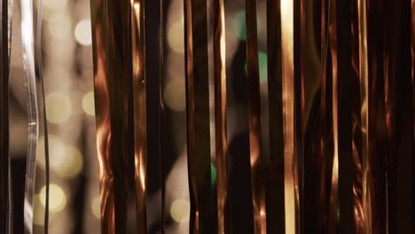 video di strisce metalliche e punti di luce bokeh multicolori tremolanti con spazio di copia