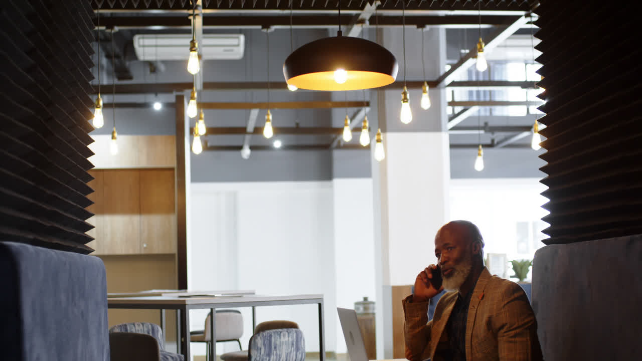 hombre mayor hablando por teléfono móvil 4k