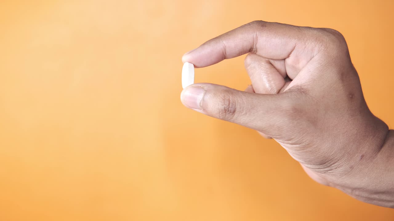알약을 들고 있는 손