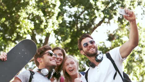 amigos hipsters sonrientes tomando una selfie