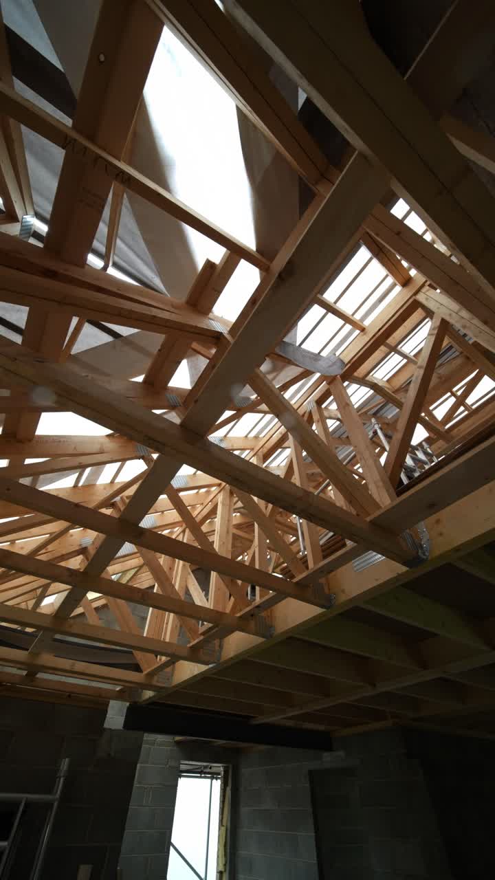 Dachsparren aus Holz im Hausbau, die das strukturelle Design zeigen