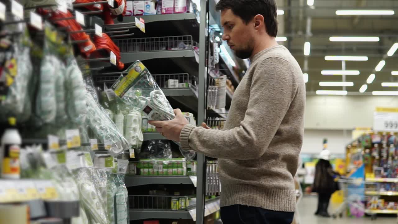hombre comprando en un supermercado