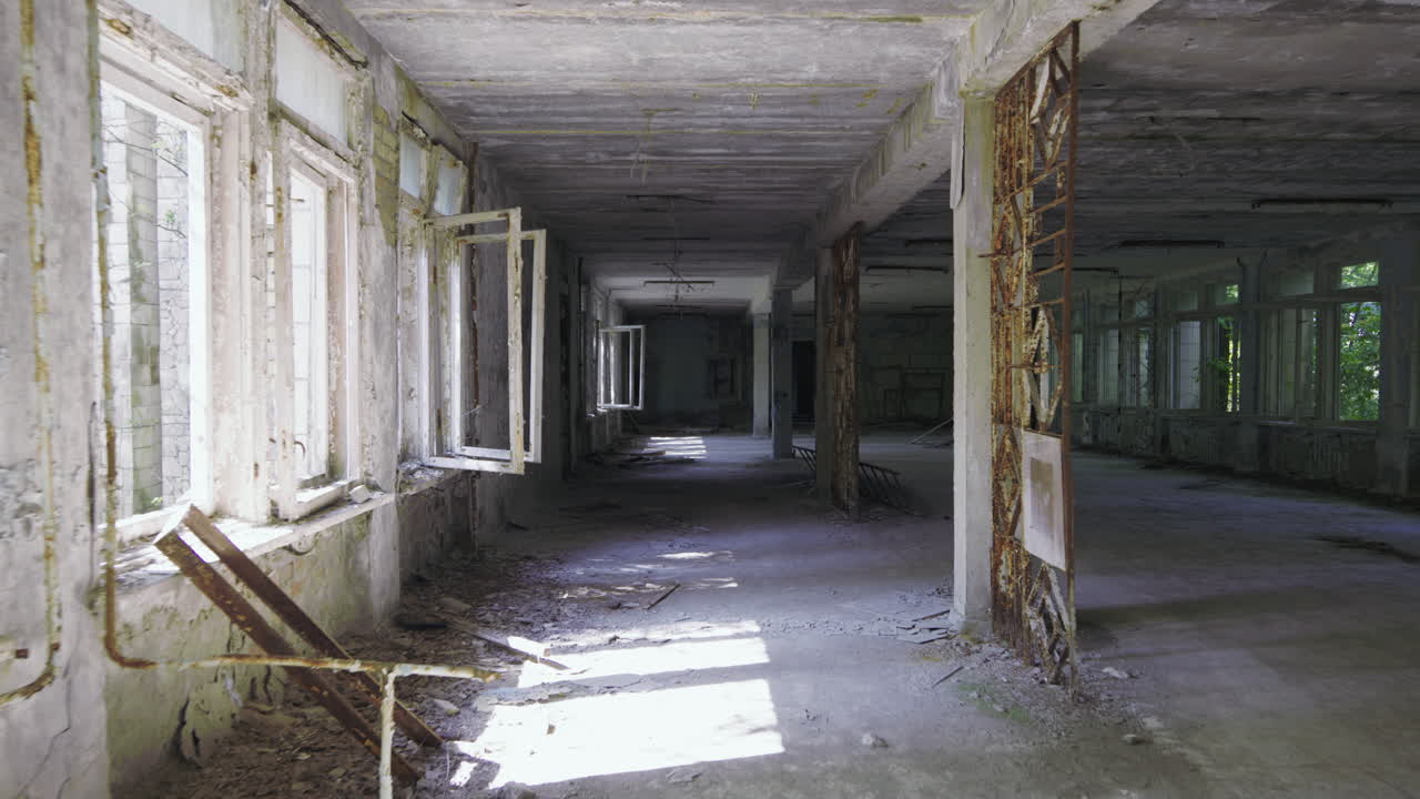 un edificio abandonado en la zona de exclusión de chernobyl en ucrania extremadamente dañado por la catástrofe - plano medio