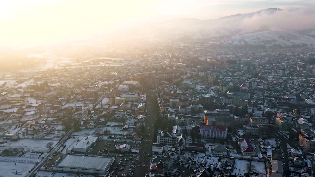 황금색 색조로 해가 지는 눈 인 구라 후무루이 도시