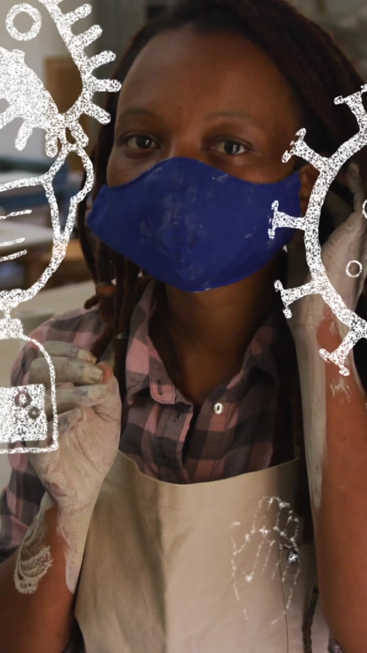 Animação de células e ícones de COVID-19 sobre mulher trabalhando em estúdio de cerâmica usando máscara facial