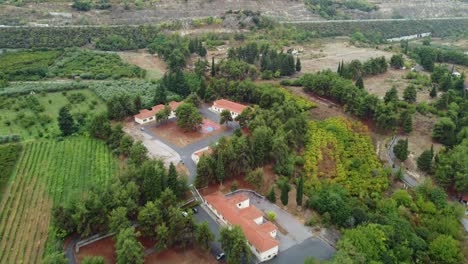 Volando-Sobre-El-Pueblo-De-Santa-Barbara-En-El-Norte-De-Grecia