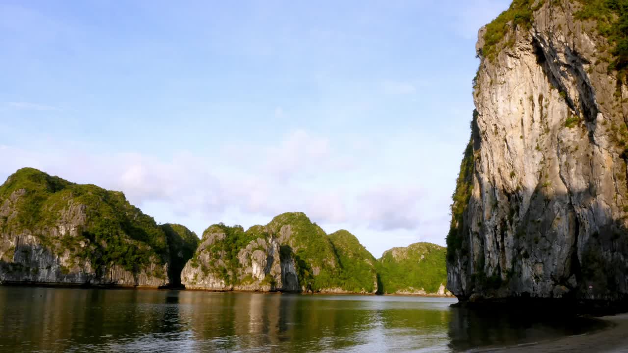ha long bay, vietnam - den fascinerende naturlige klippeformation ved vandet med grønne planter på toppen - tidsforløb