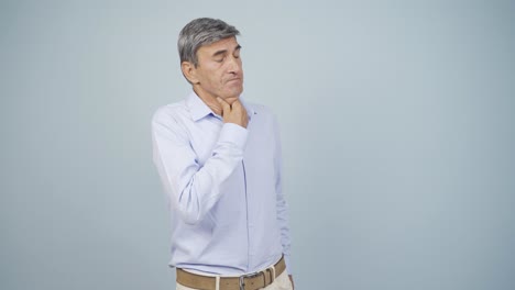 un anciano con dolor de garganta.