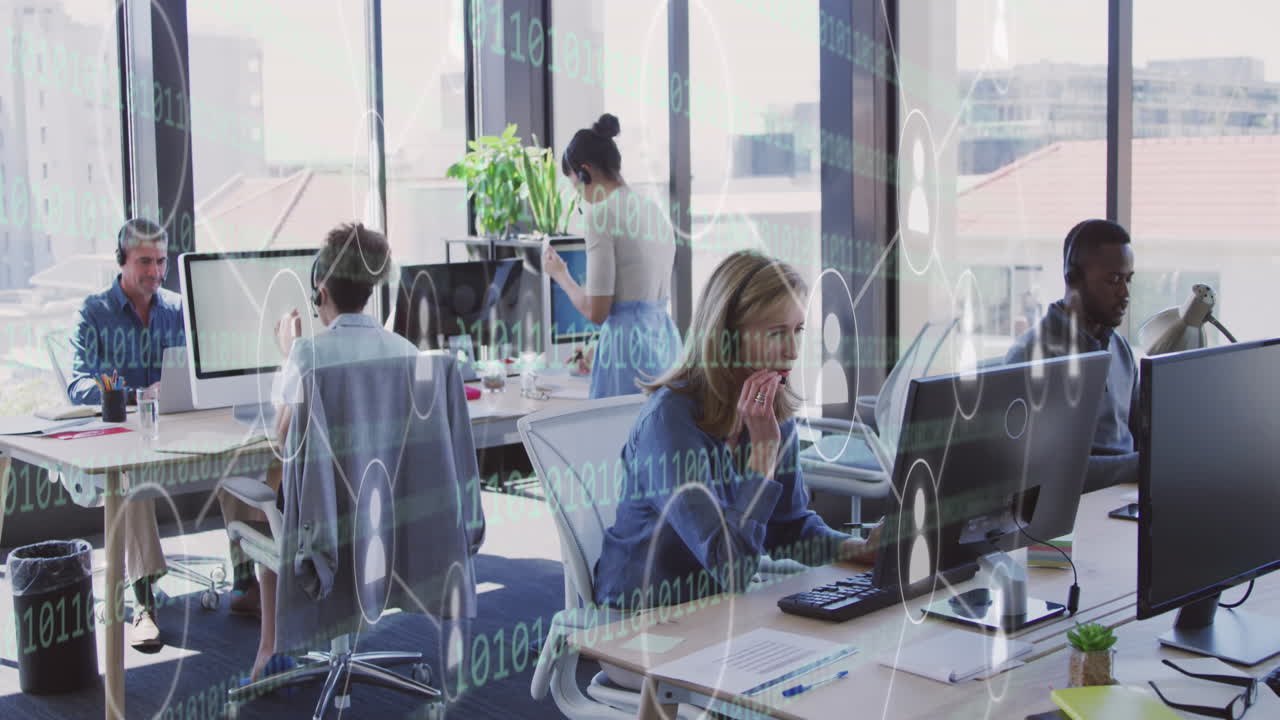 анимация икон и обработка данных над различными деловыми людьми в офисе