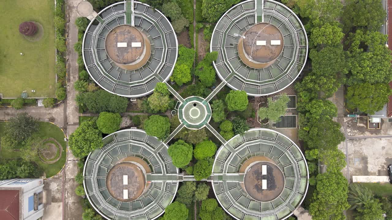 저장 크와 나무가 있는 하수 처리 시설의 드론 항공 사진