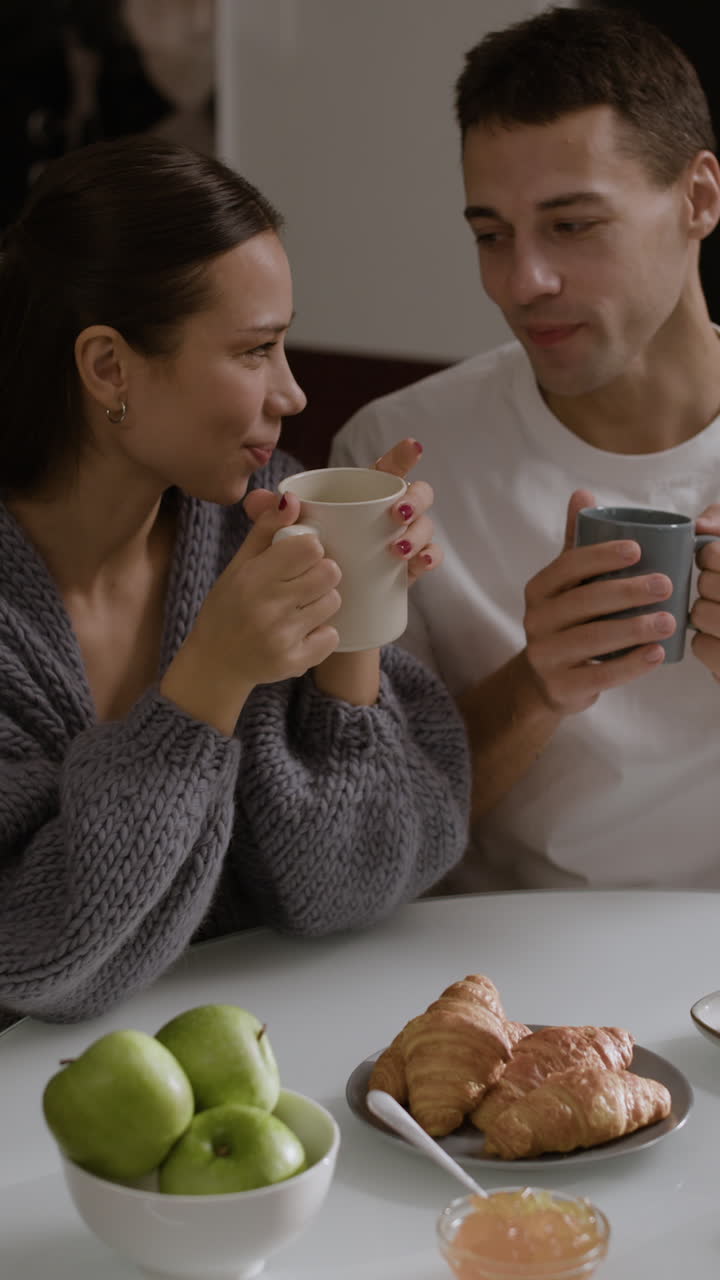 pareja disfrutando del desayuno juntos