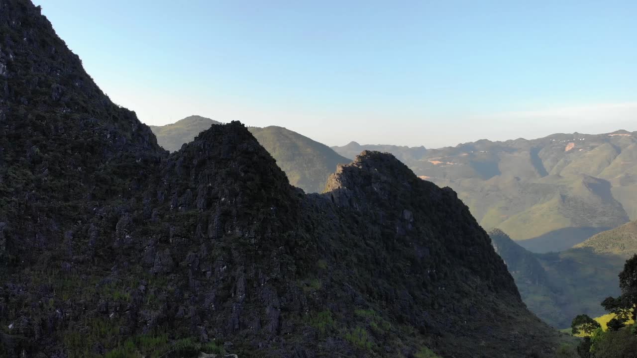 muñeca lenta en amplia toma aérea en dong van, vietnam, camino de la felicidad, bucle ha giang