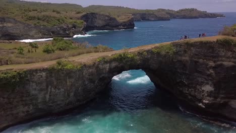 Fantastische-Luftaufnahme,-Drohnenaufnahme,-Instagram-Influencer-Spot,-Kaputter-Strand-Auf-Nusa-Penida-Auf-Bali