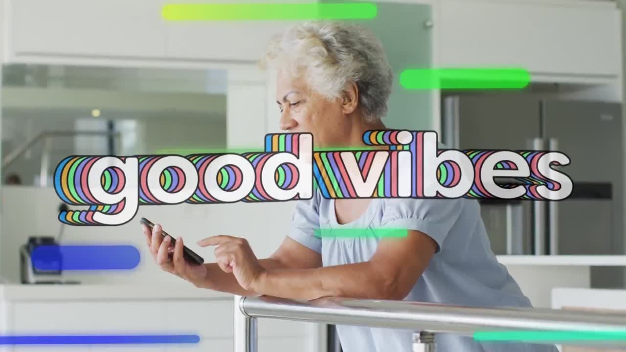 animación de buenas vibraciones texto sobre una mujer afroamericana mayor que usa un teléfono inteligente