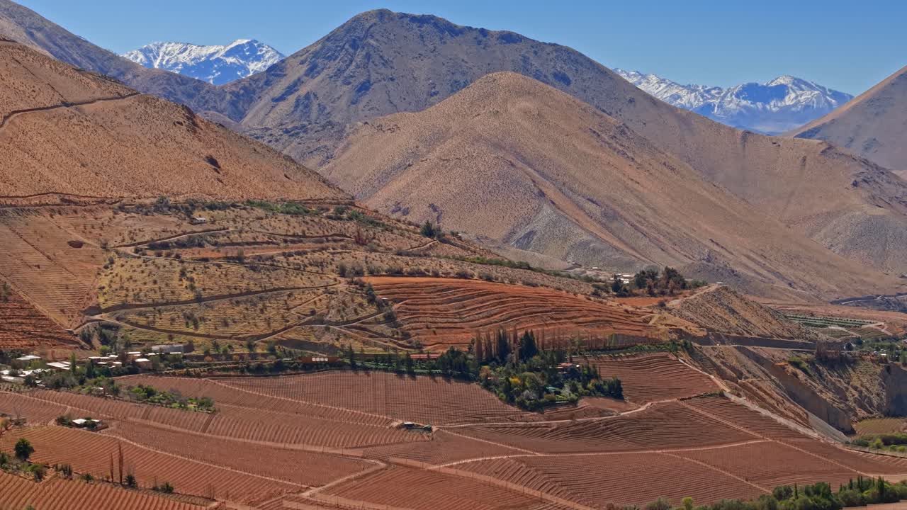 El Valle del Elqui, en Chile, ofrece cielos despejados, producción de pisco, viñedos y retiros espirituales.