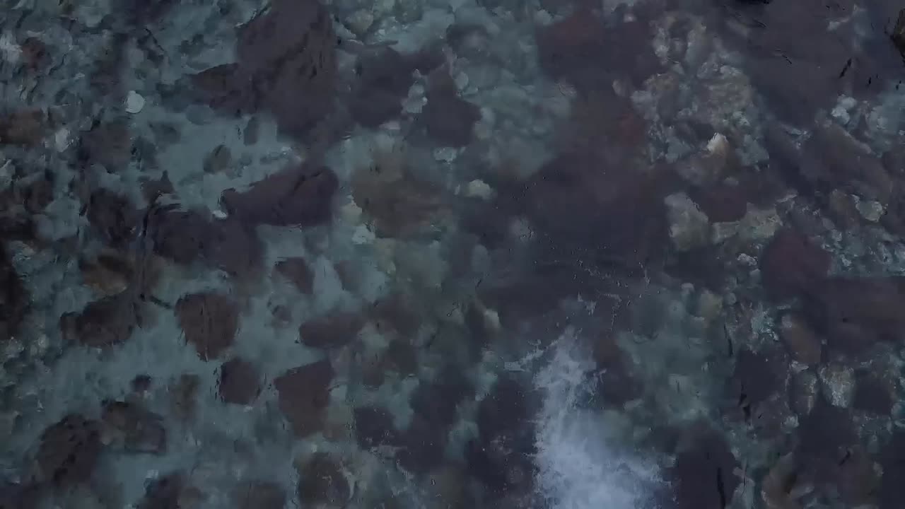 Dron nad potokem v údolí Val di Mello, Valtellina, Itálie.