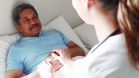 doctora reconfortando a un hombre mayor 4k